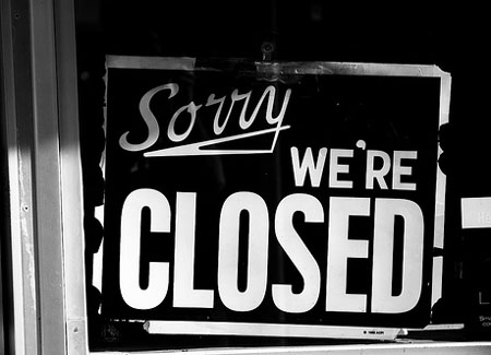 Sorry We're Closed sign photo by Tommaso Galli