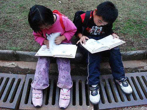 Kids reading - Photo by Clever Claire via Flickr
